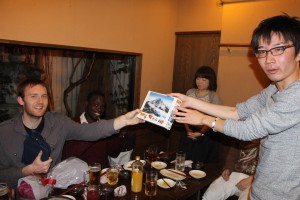 4回生からプレゼント贈呈